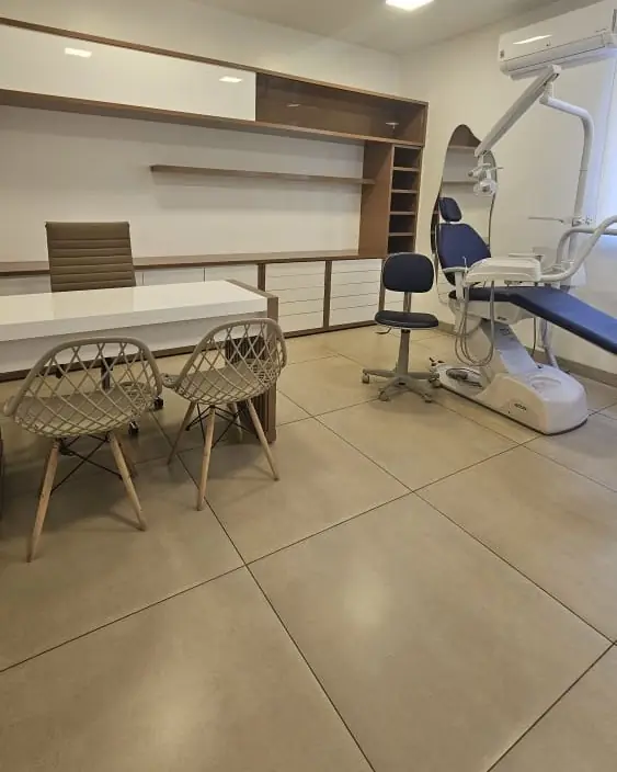 Consultório da Dra. Ana Carulina Rezende em Rio Verde, com mesa de atendimento e cadeira odontológica
